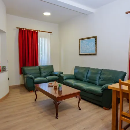 Bujtina Tushaj Lezhë