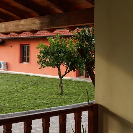 Bujtina Tushaj Landhuis *